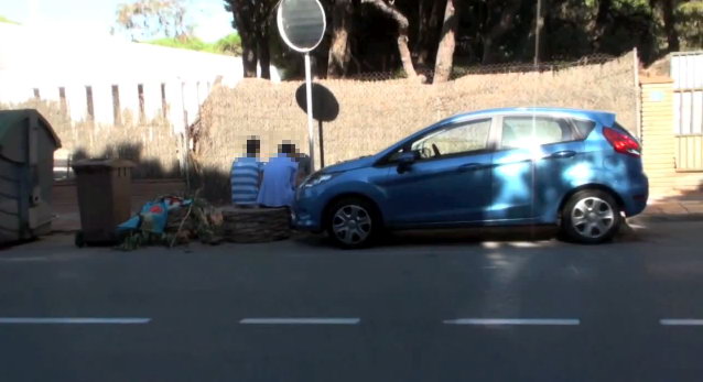 Imagen 8 extra�da de un video grabado por un grupo de vecinos de Gav� Mar sobre las molestias que los clientes de un afterhour de Viladevoquen en Gav� Mar (12 Octubre 2011)